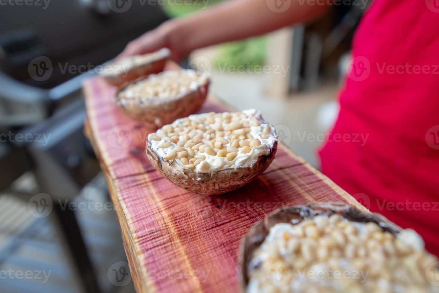 portobello-champignons grillen op cederhouten plank foto