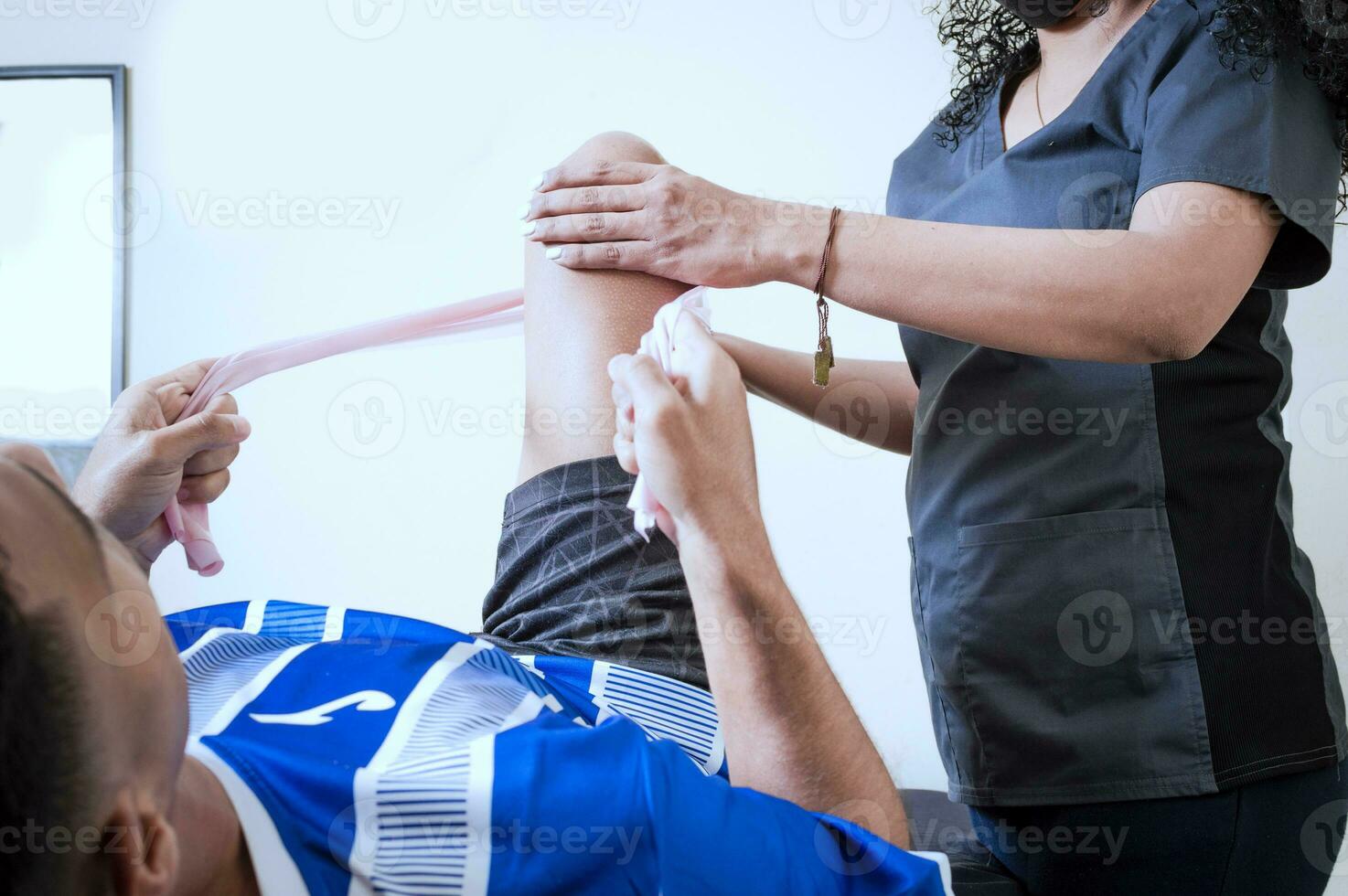 knie inpakken fysiotherapie, knie versterking fysiotherapie, modern revalidatie fysiotherapie foto