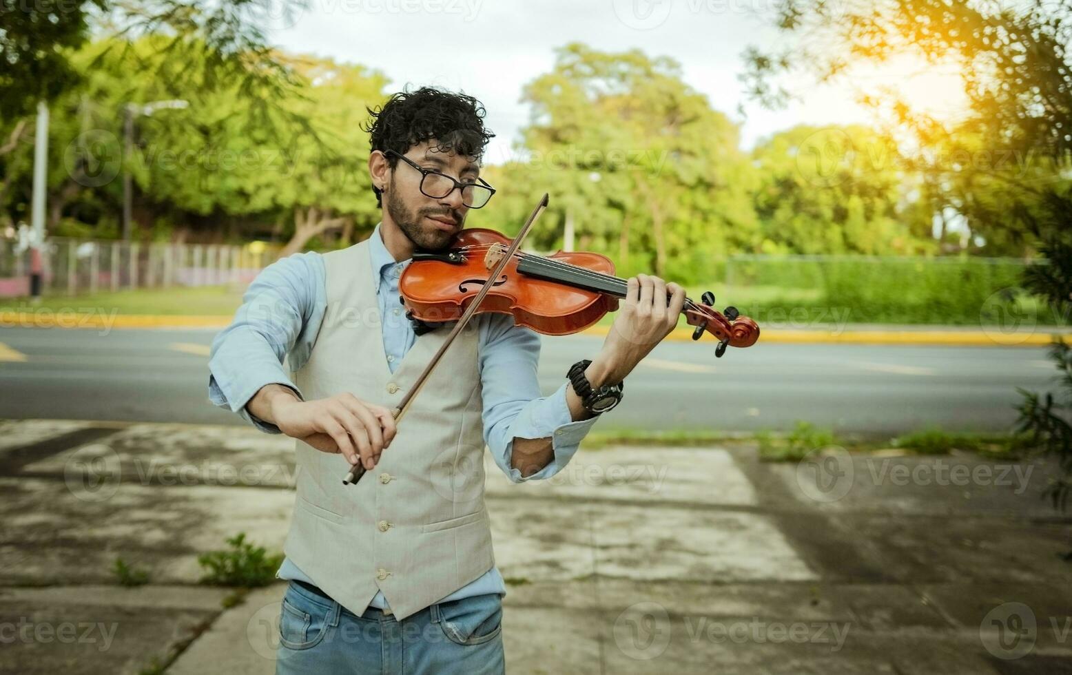 violist artiest spelen een melodie buitenshuis, portret van Mens spelen viool buitenshuis. dichtbij omhoog van violist Mens spelen in de straat. beeld van een persoon spelen de viool buitenshuis foto