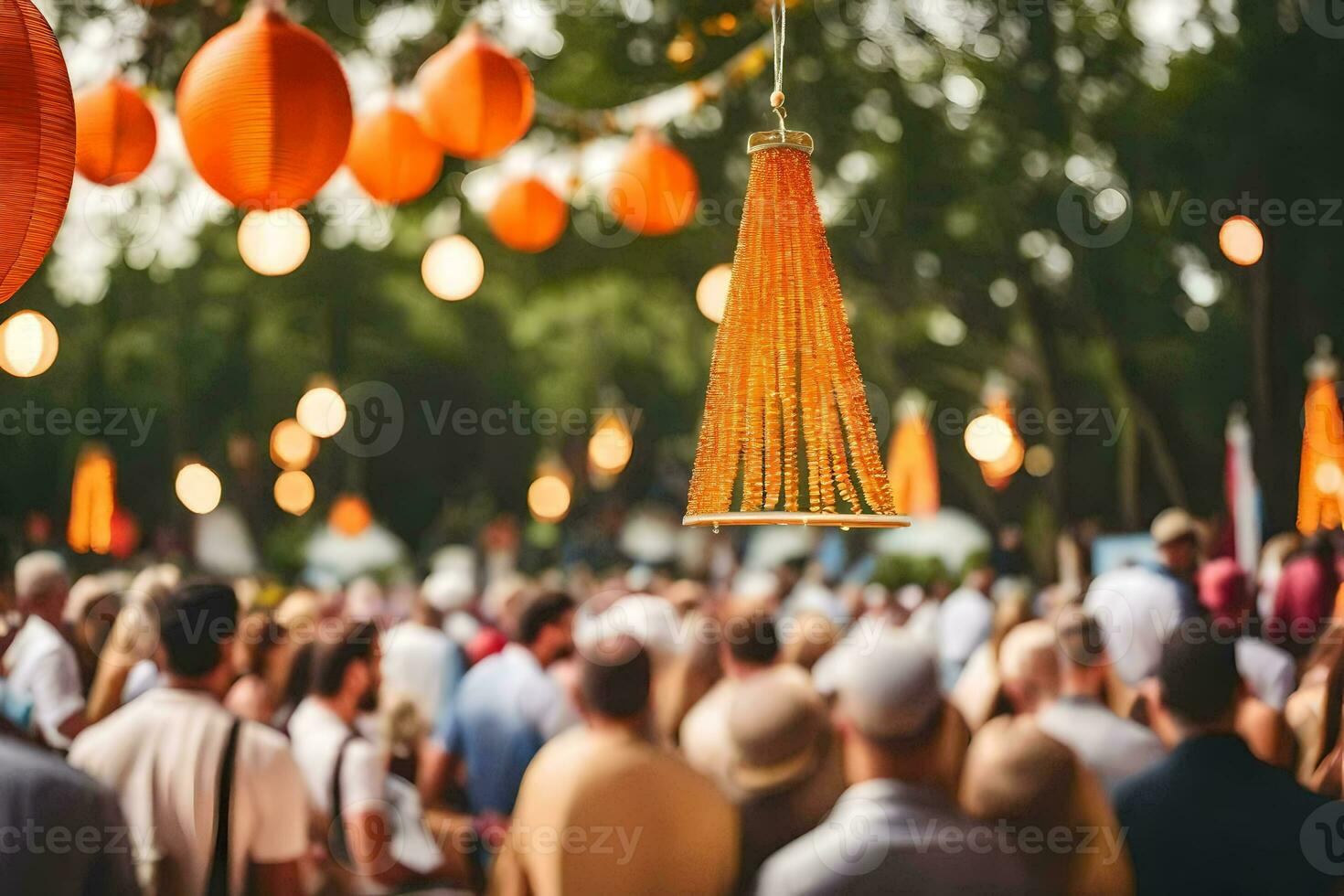 mensen wandelen door een park met oranje lantaarns. ai-gegenereerd foto