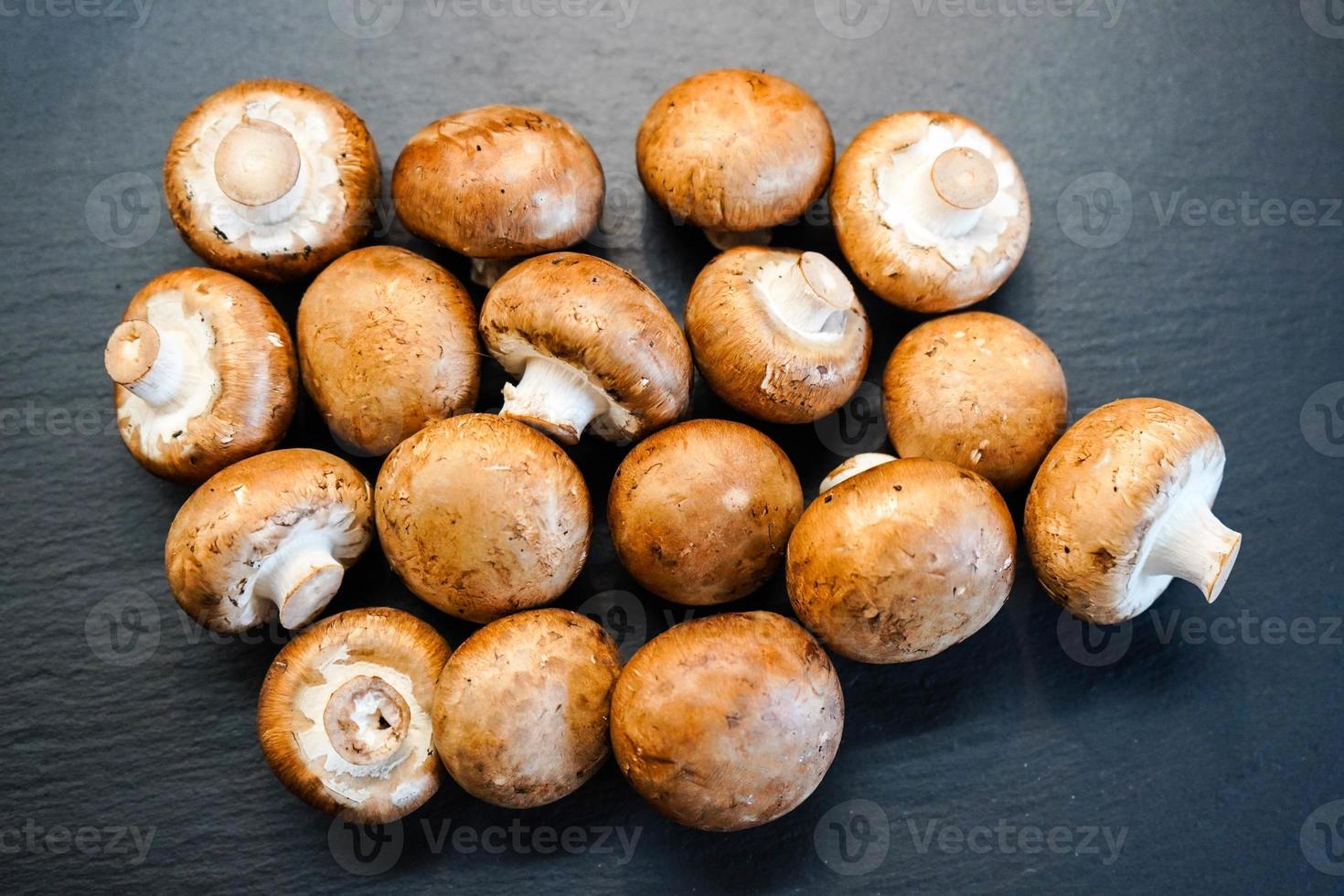 rauwe verse bruine champignons foto