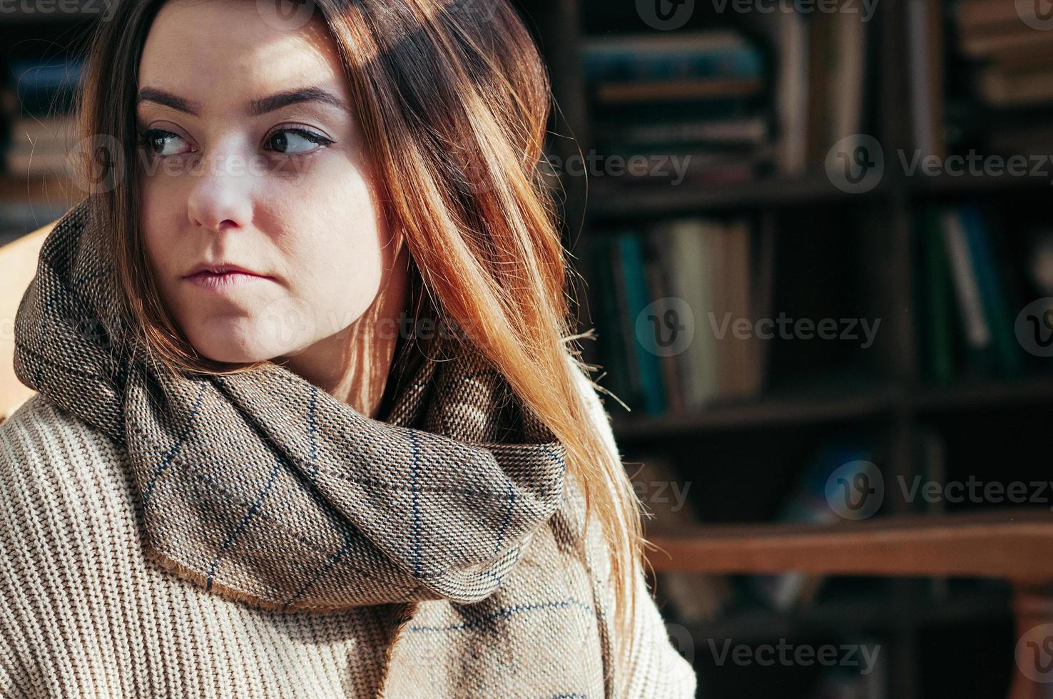 vrij jong studentenmeisje in bibliotheek foto