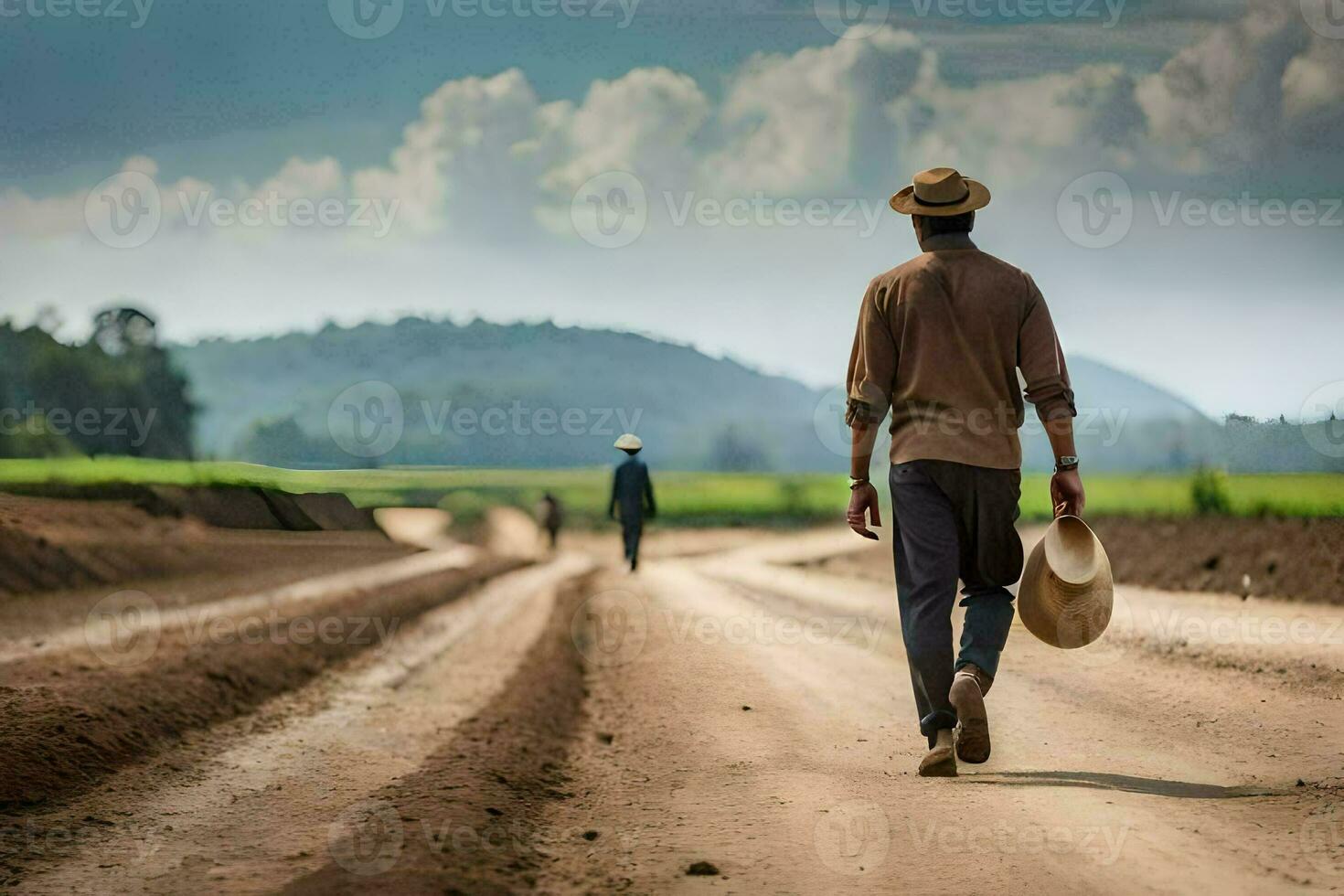 een Mens wandelen naar beneden een aarde weg met een hoed Aan. ai-gegenereerd foto