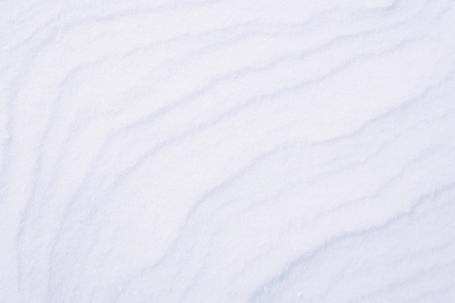 schone witte sneeuwtextuur gemaakt van ijskristallen foto