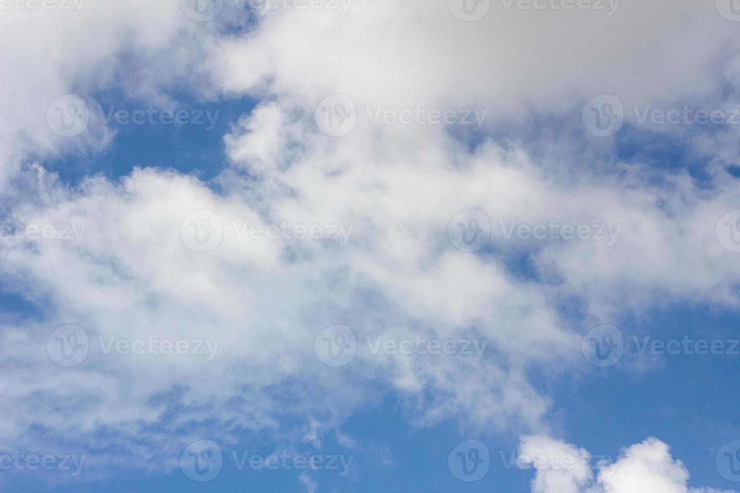 blauwe lucht met wolkenclose-up, met copyspace foto