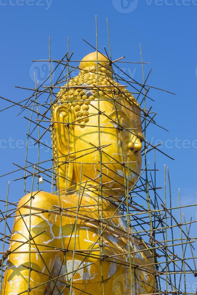 boeddha beeld herstel op de blauwe lucht foto