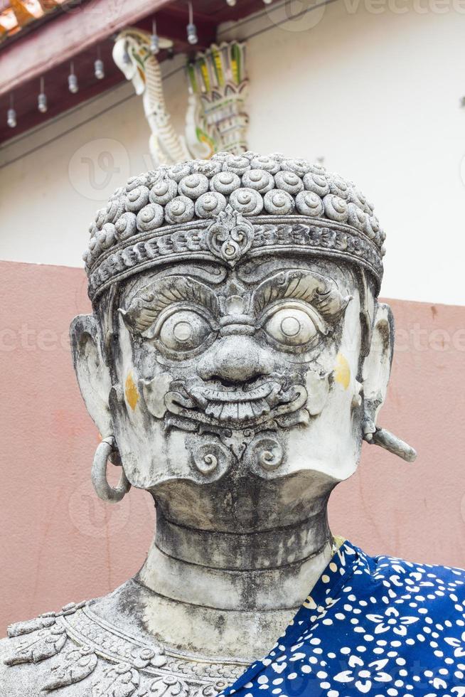 hoofd van een gigantisch standbeeld in thailand foto