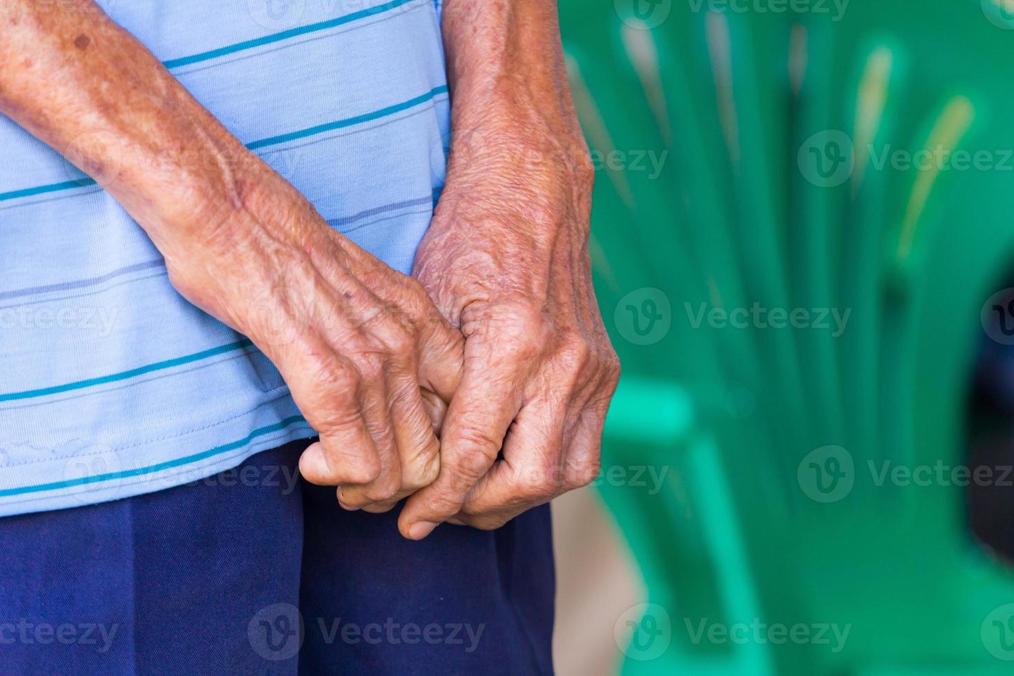 close-up van de handen van een oude man, focus op handen foto