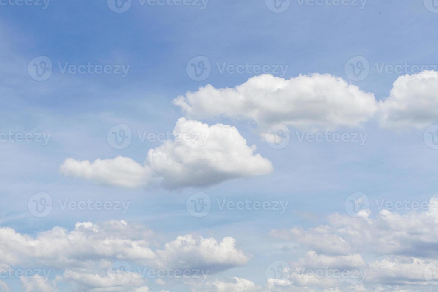 bewolkte blauwe lucht in de ochtend foto