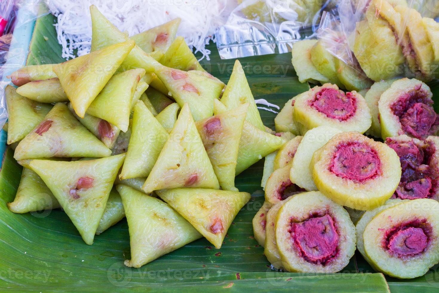 bananen met plakkerige rijst op groen bananenblad op thaise markt. foto