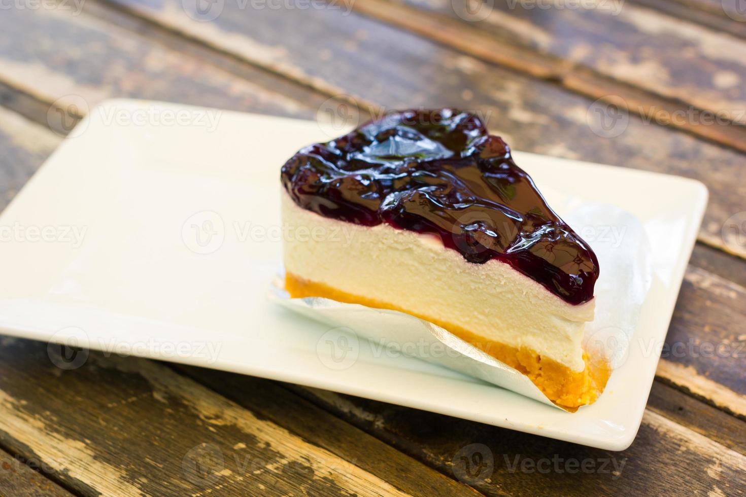 bosbessen cheesecake op witte schotel, copyspace foto