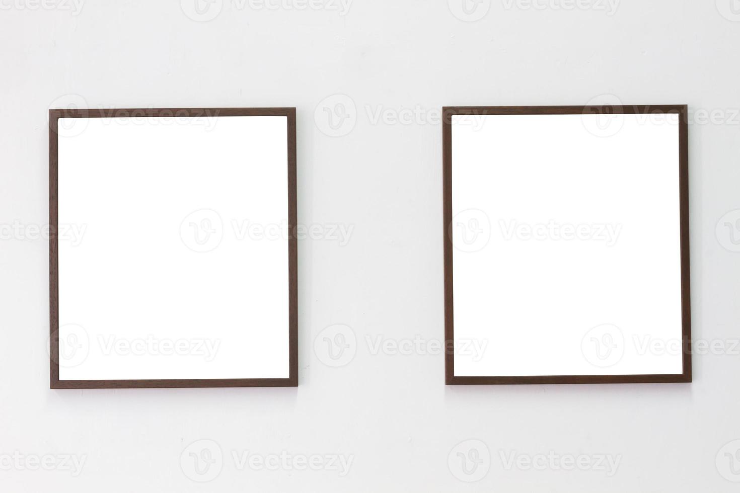 horizontale foto van twee fotolijstjes op blinde muurachtergrond
