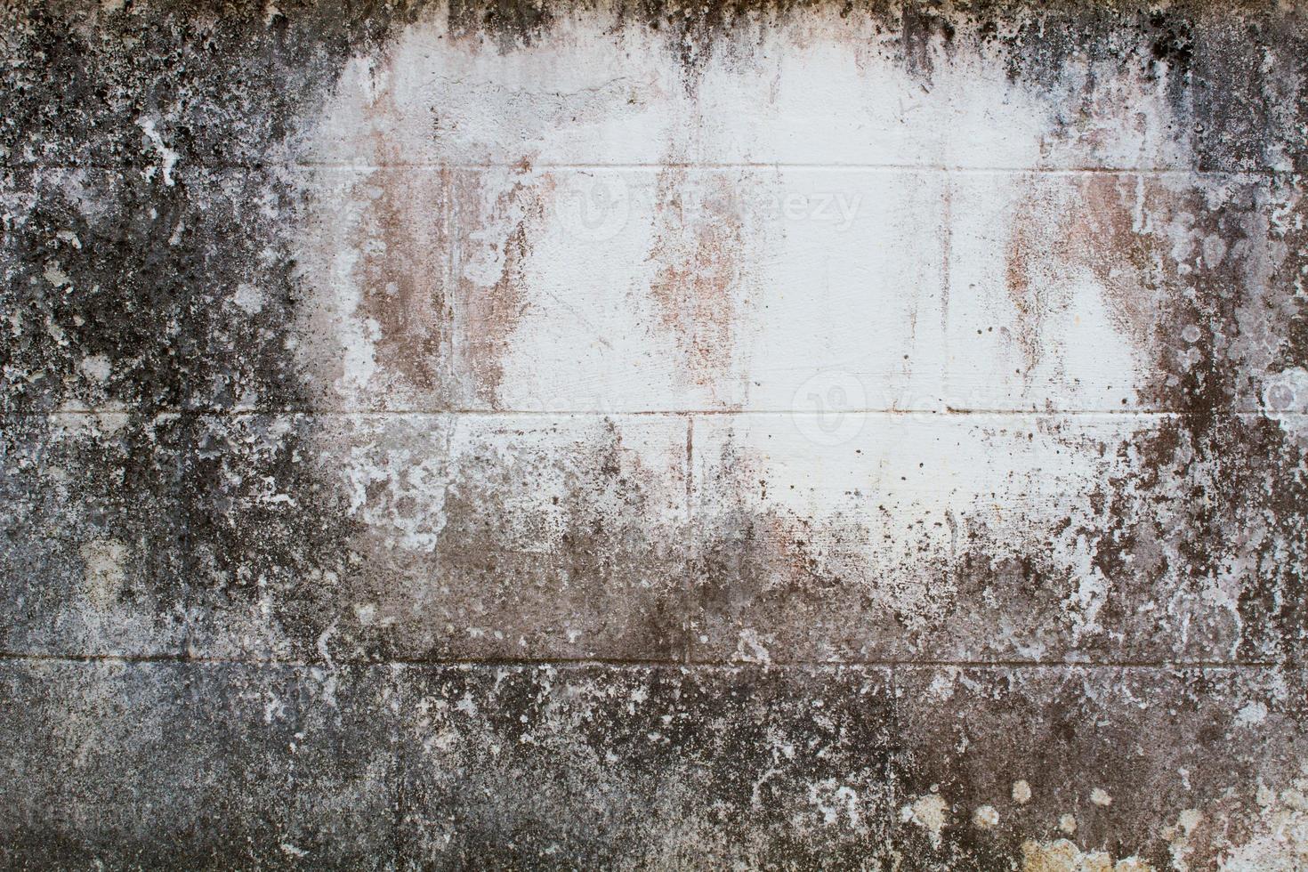 grunge muur met scheuren en witte ruimte in het midden foto