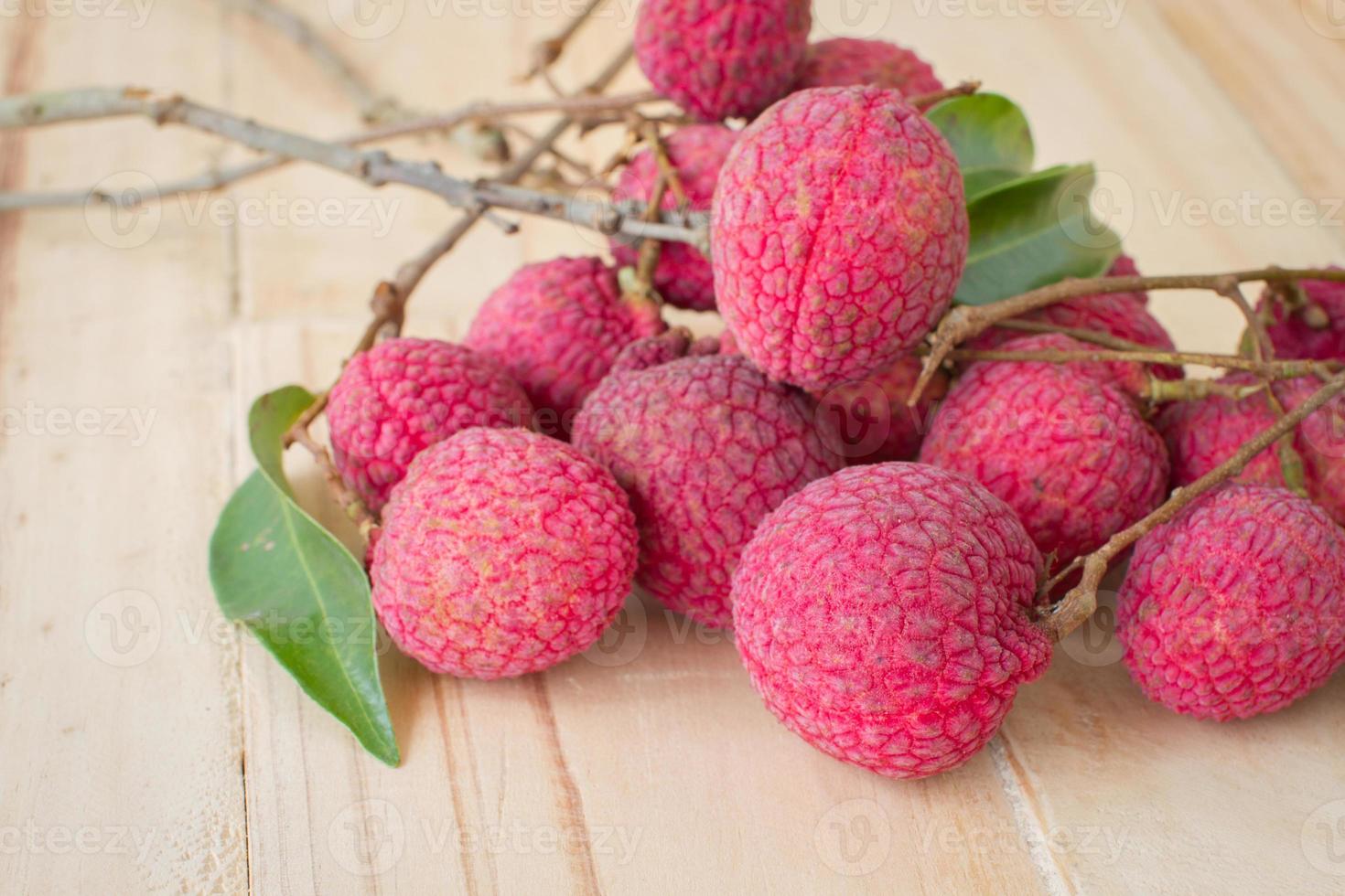 grote rode lychee op houten tafel achtergrond, selectieve focus foto