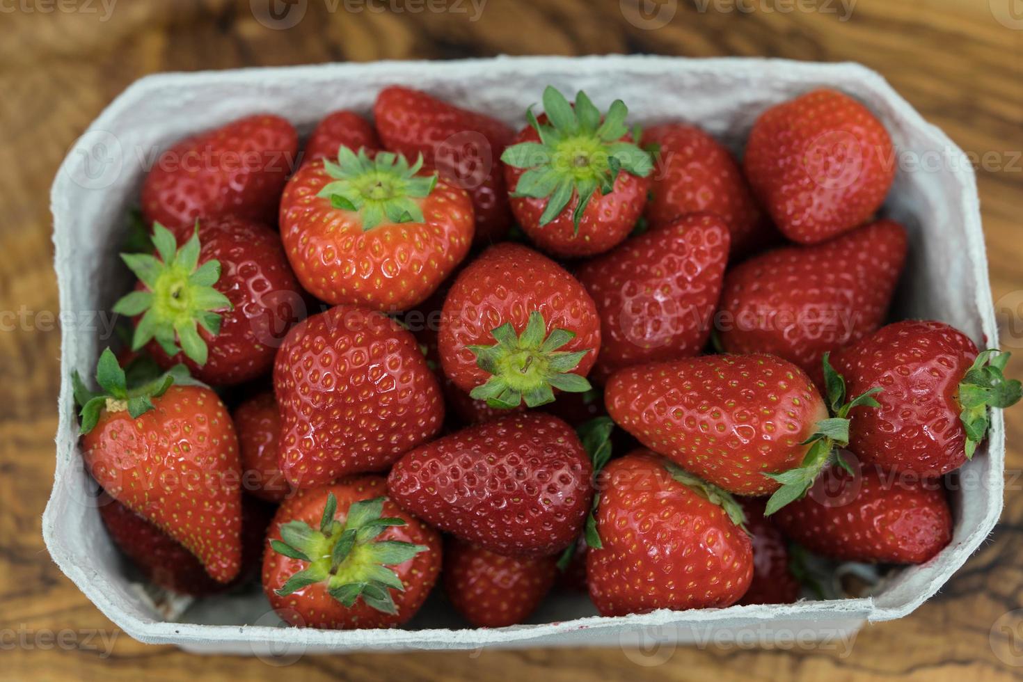 aardbeivruchten in een papieren doos foto