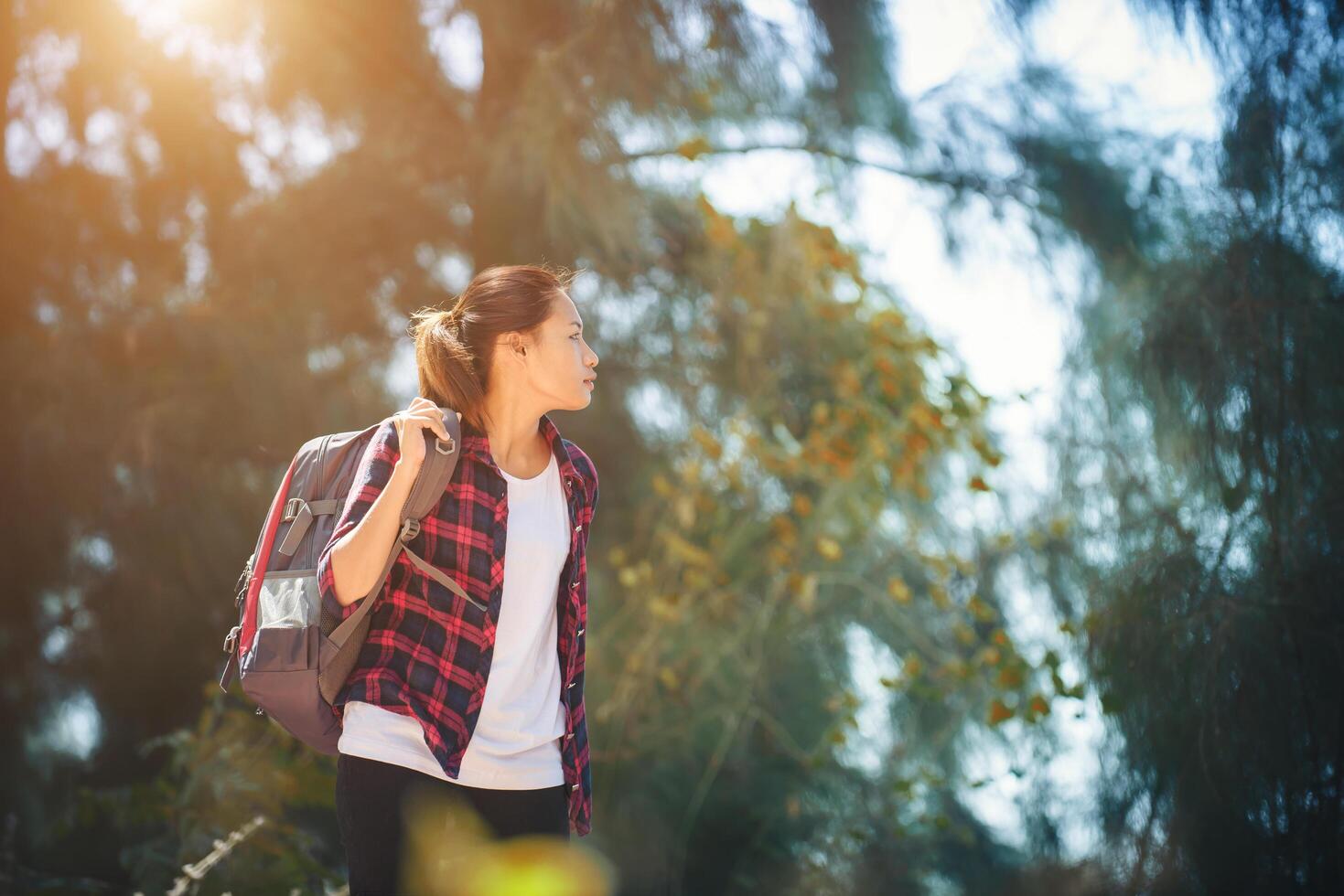 jonge vrouw gaat avontuurlijk wandelen op haar vakantie. foto