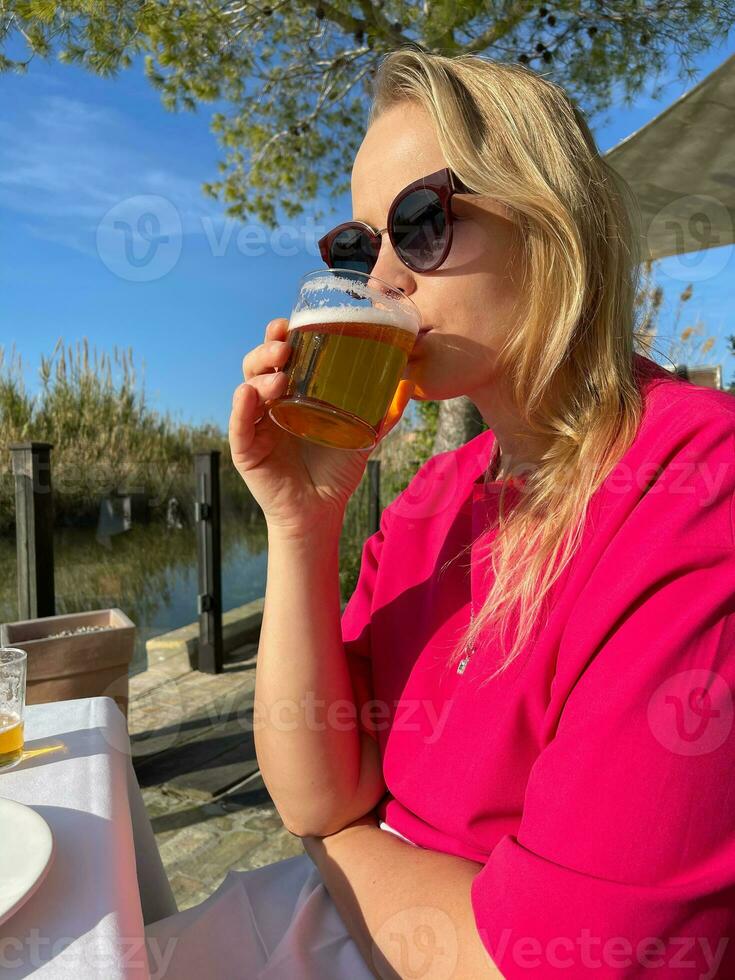 tijd naar kom tot rust en hebben sommige bier foto