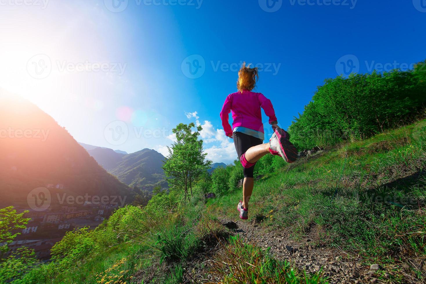 joggen door het platteland op het bergpad meisje foto