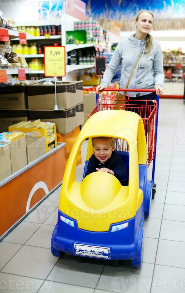 kind vriendelijk supermarkt boodschappen doen foto