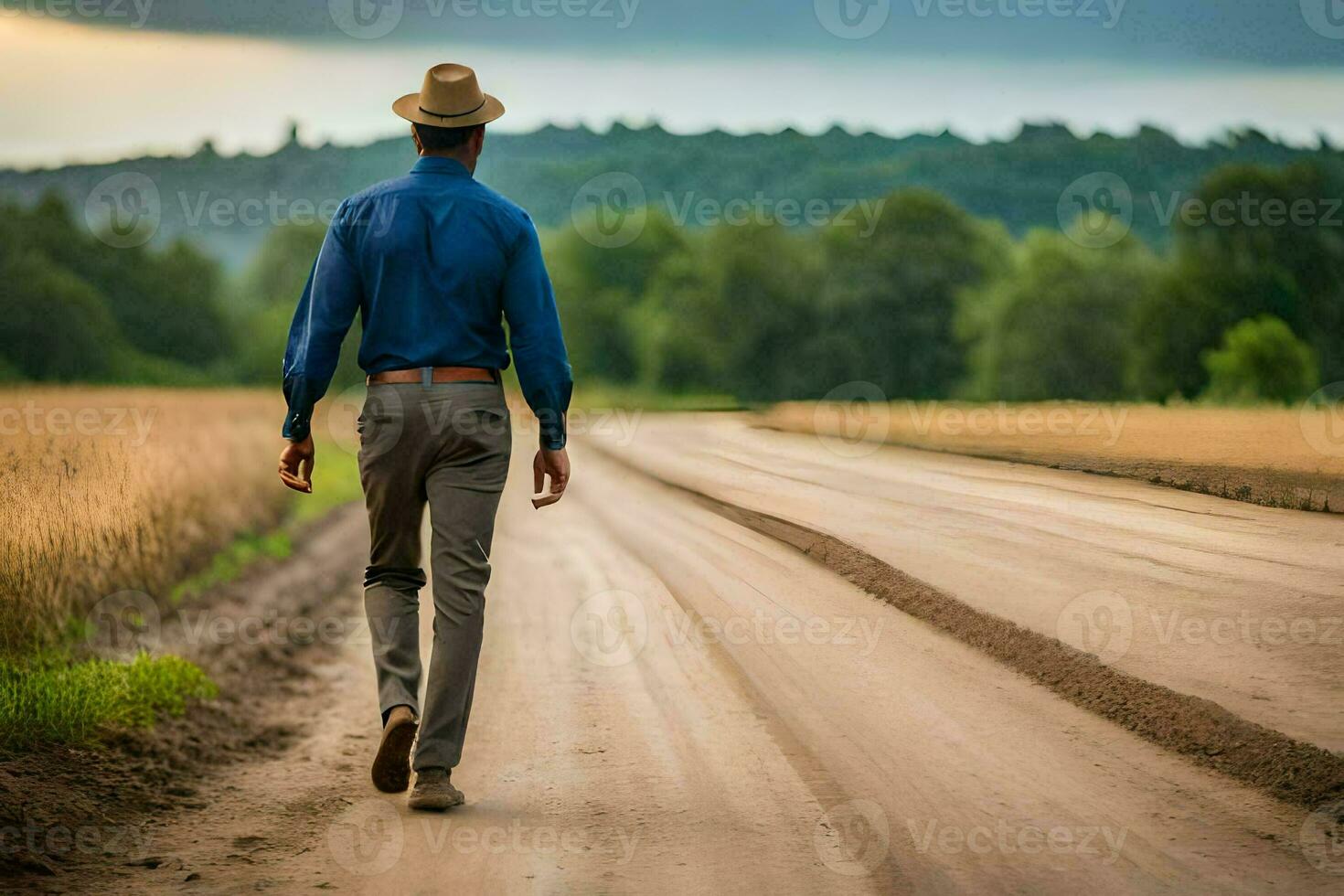 een Mens in een hoed wandelingen naar beneden een aarde weg. ai-gegenereerd foto