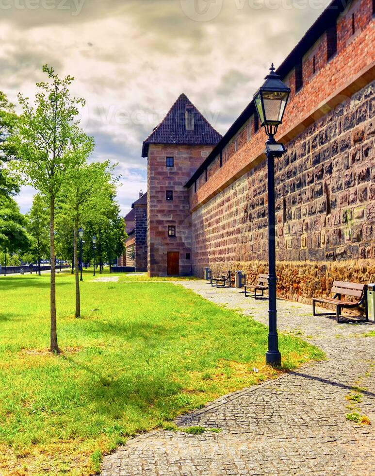 muur en toren van de verrijking in oud dorp, Neurenberg, Duitsland foto