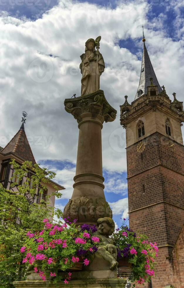 sainte-odile fontein en kapeltoren in obernai dorp, Elzas, Frankrijk foto