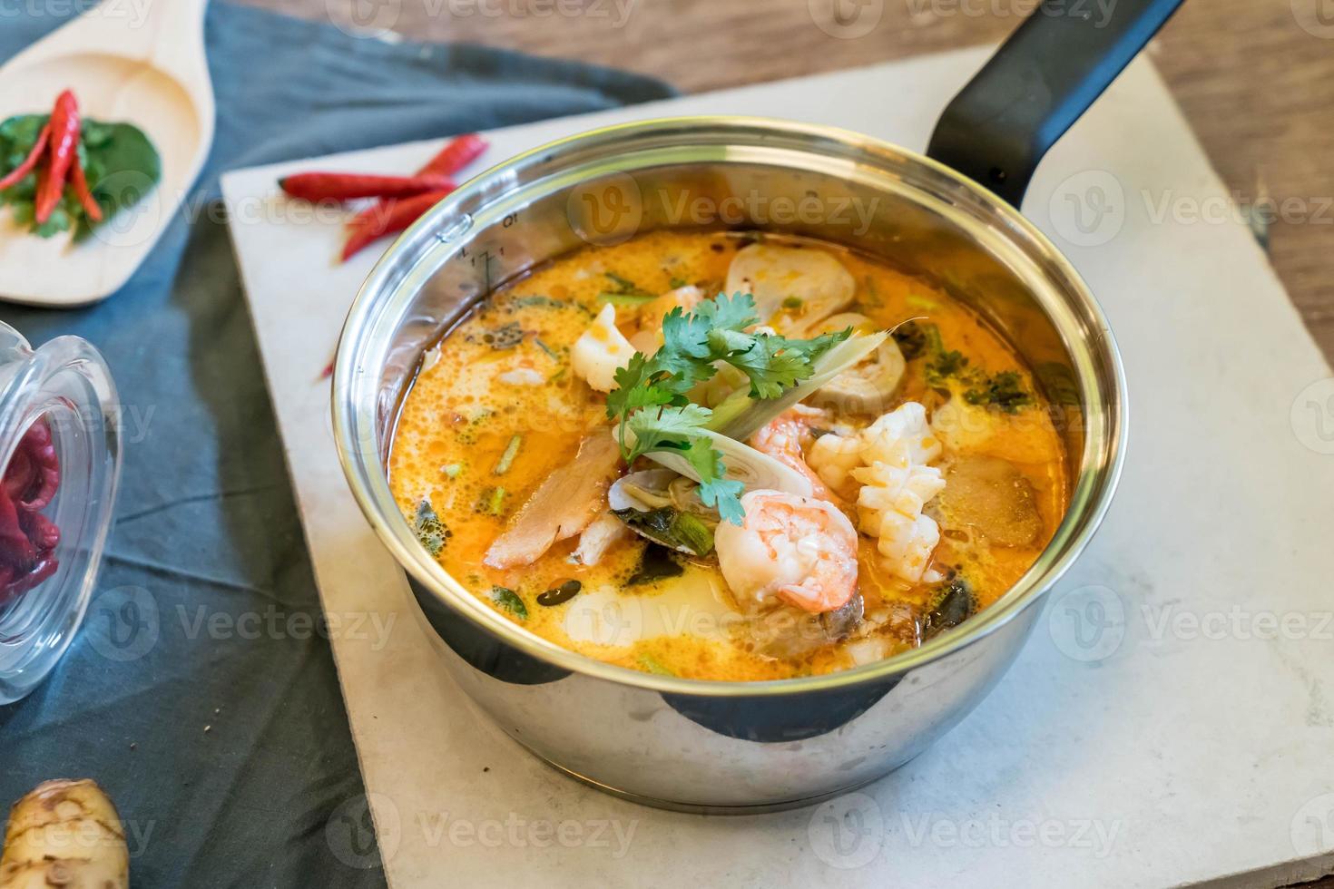 zure zeevruchtensoep of tom yum zeevruchten foto