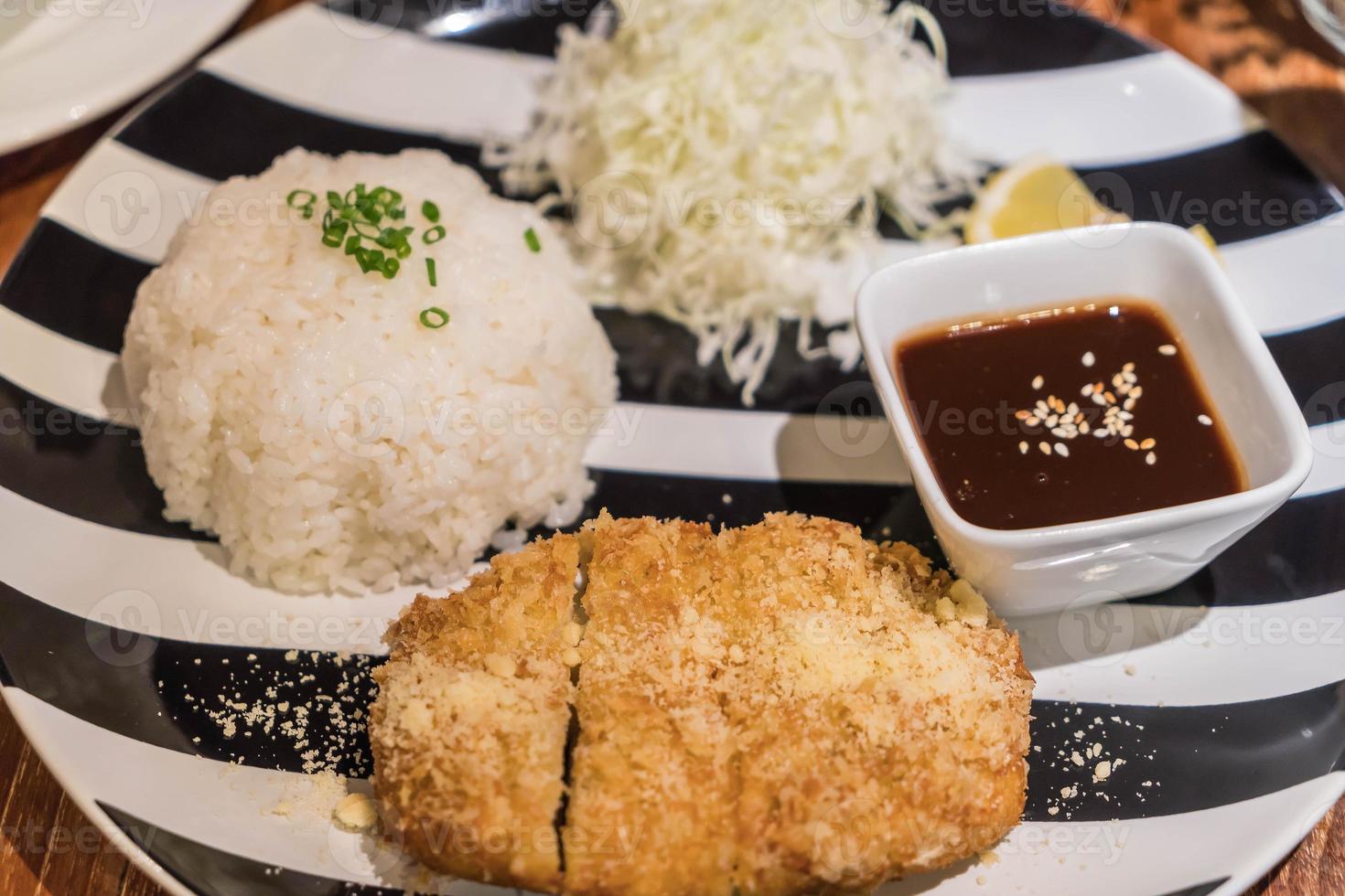 rijst met varkenskotelet tonkatsu foto