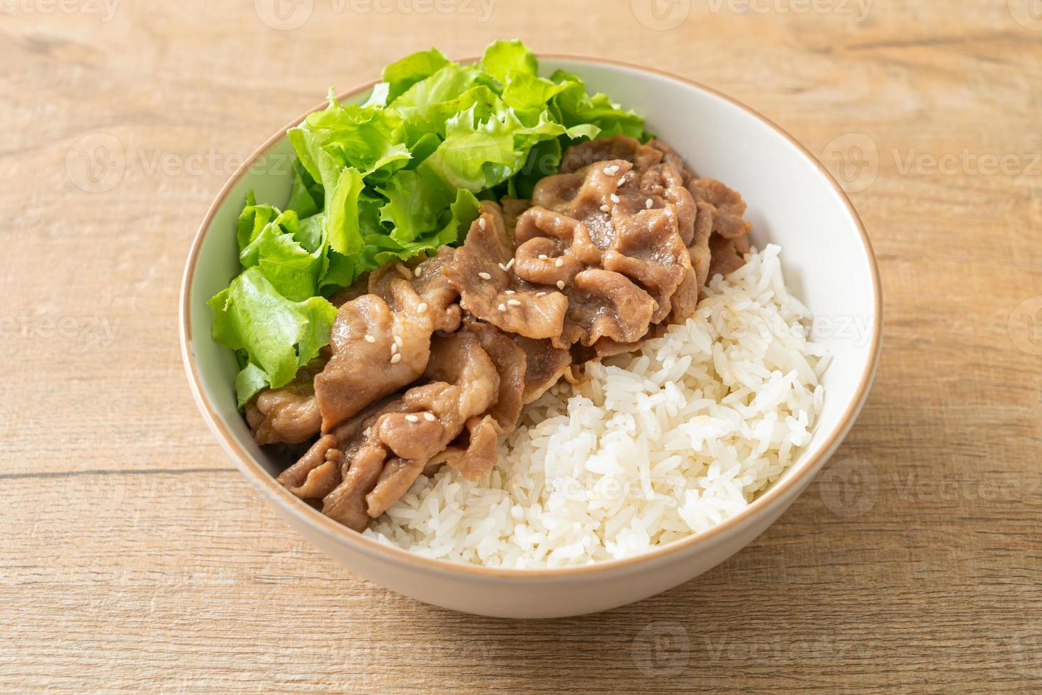 Japanse Donburi-rijstkom met varkensvlees foto