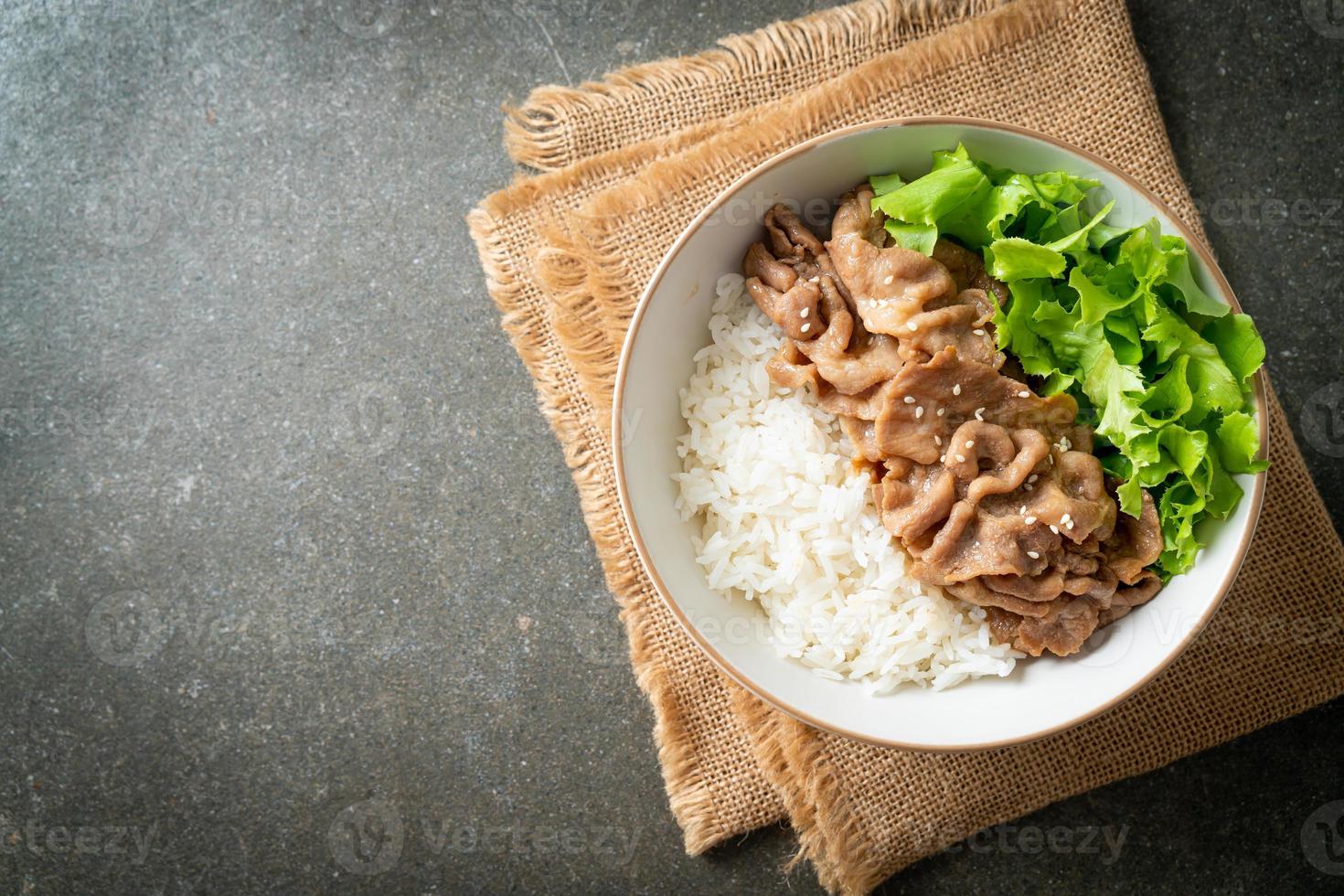 Japanse Donburi-rijstkom met varkensvlees foto