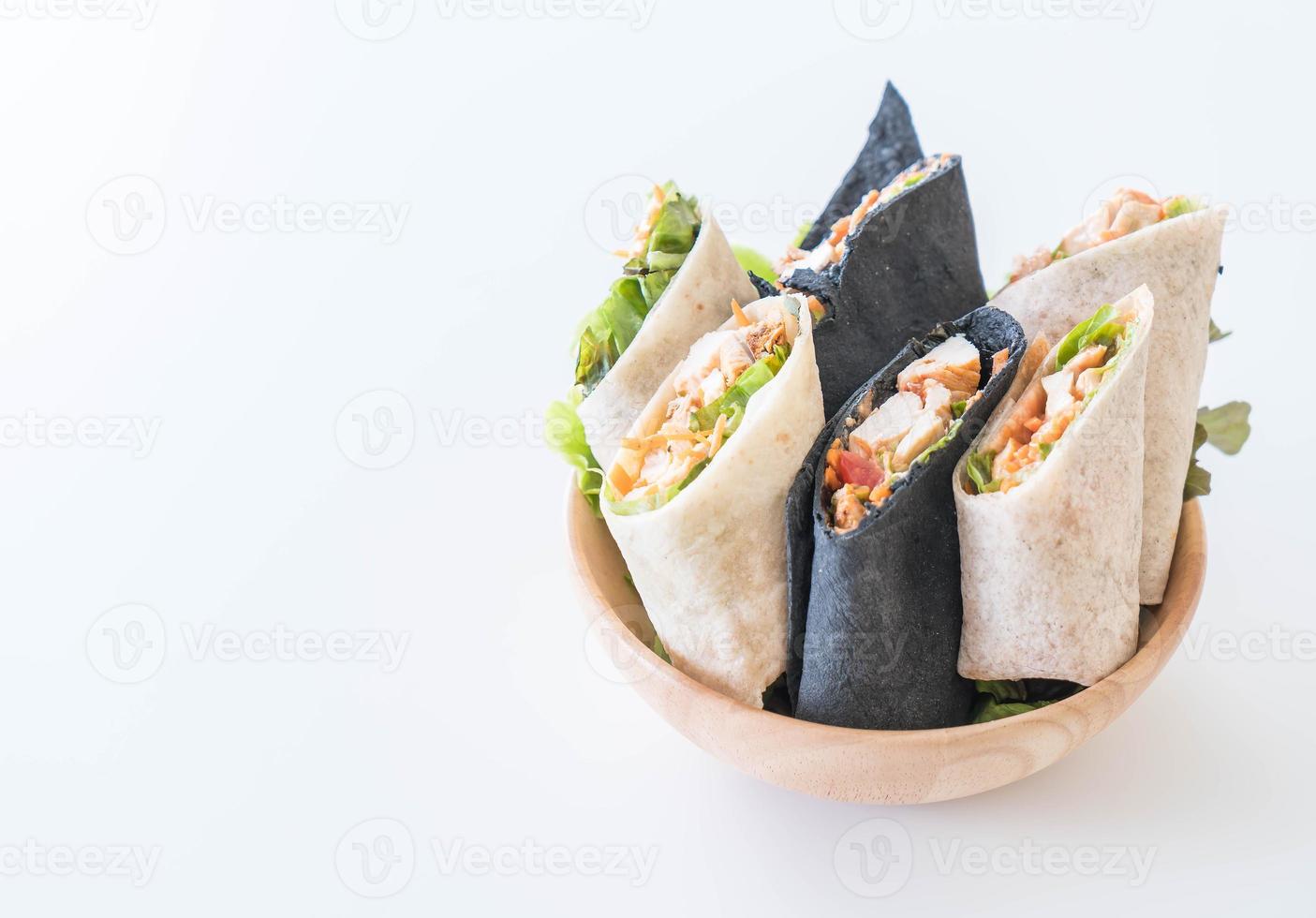 wrap salade rol op tafel foto