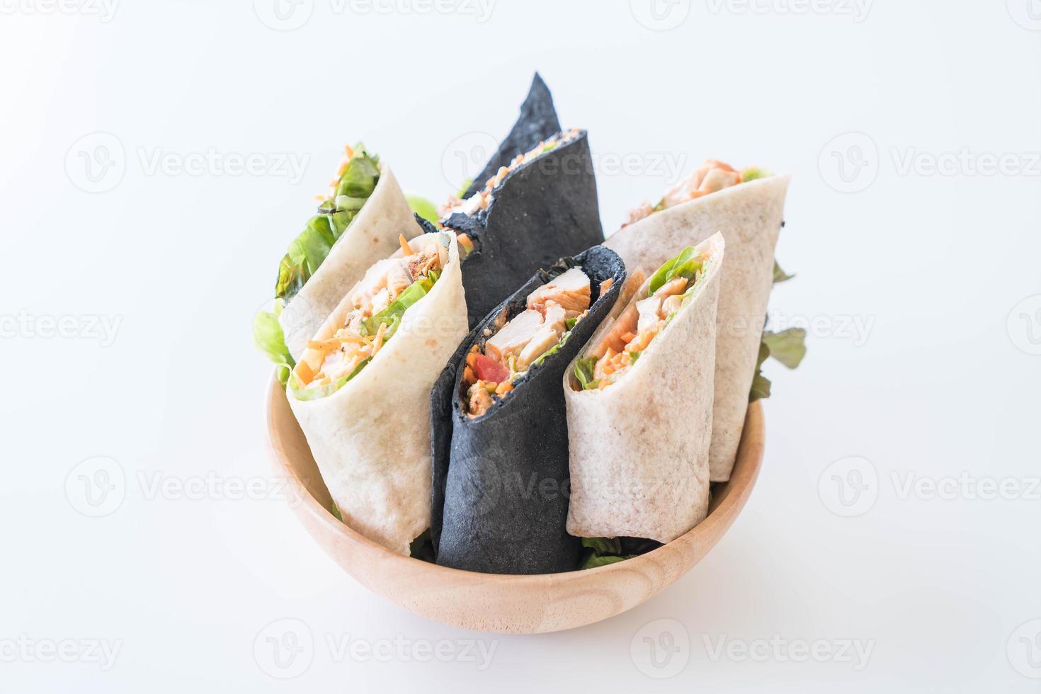 wrap salade rol op tafel foto