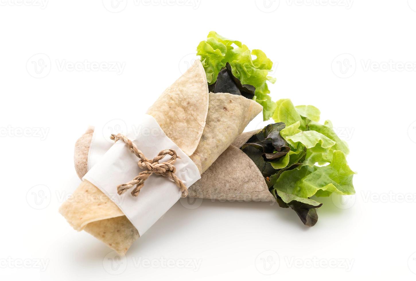 wrap salade roll op witte achtergrond foto