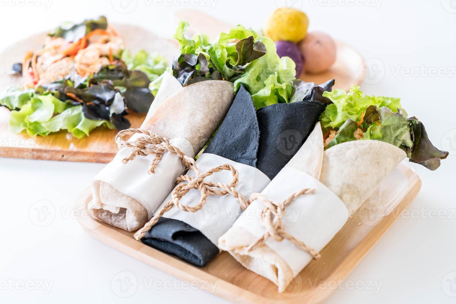 wrap salade rol op tafel foto