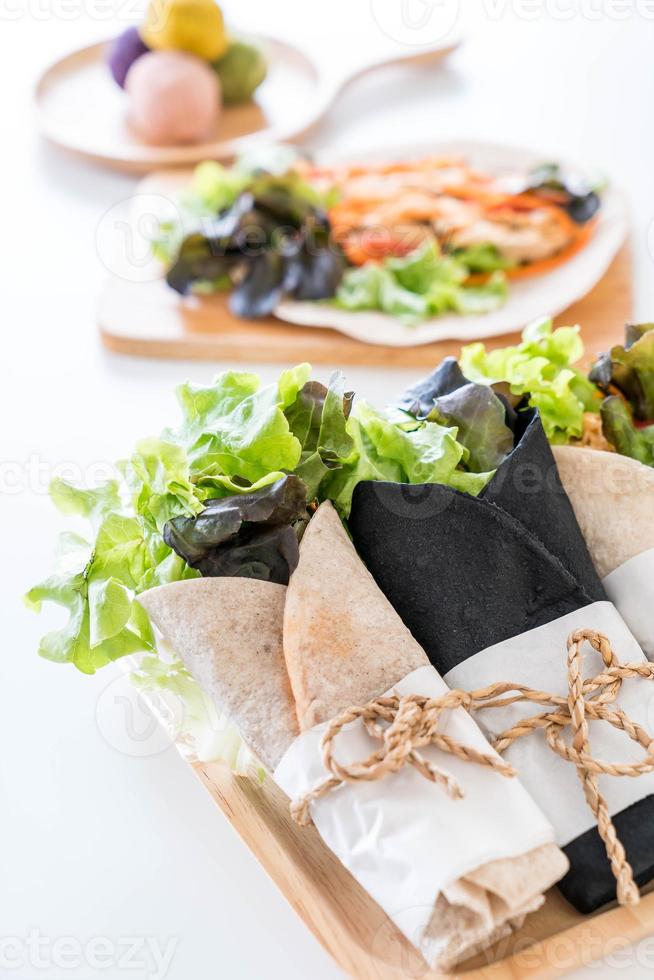 wrap salade rol op tafel foto