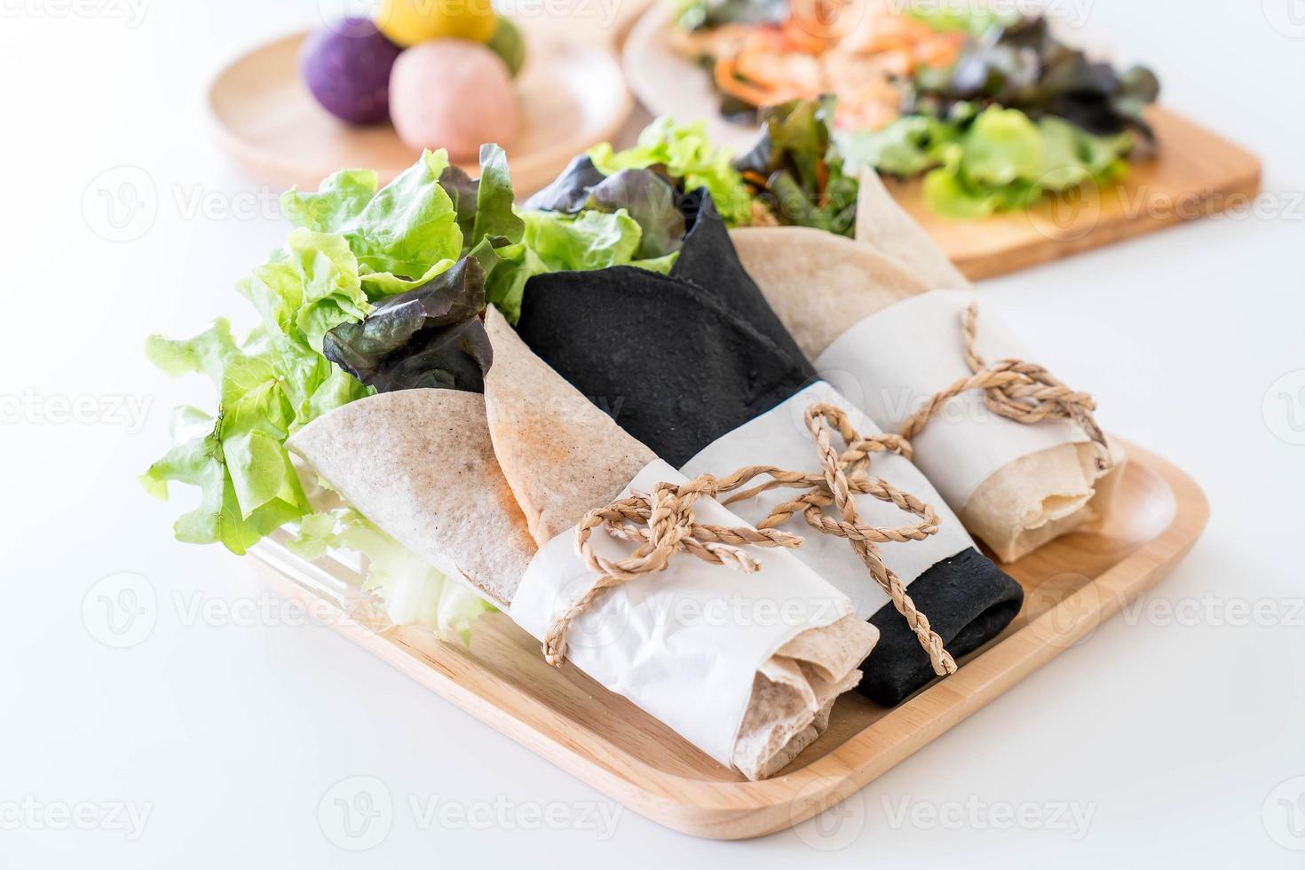 wrap salade rol op tafel foto