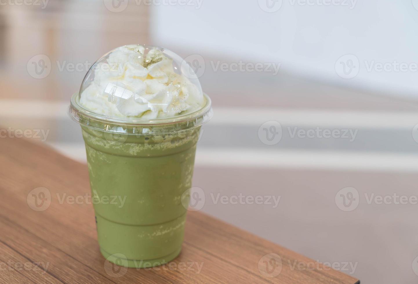 groene thee latte frappe op tafel foto