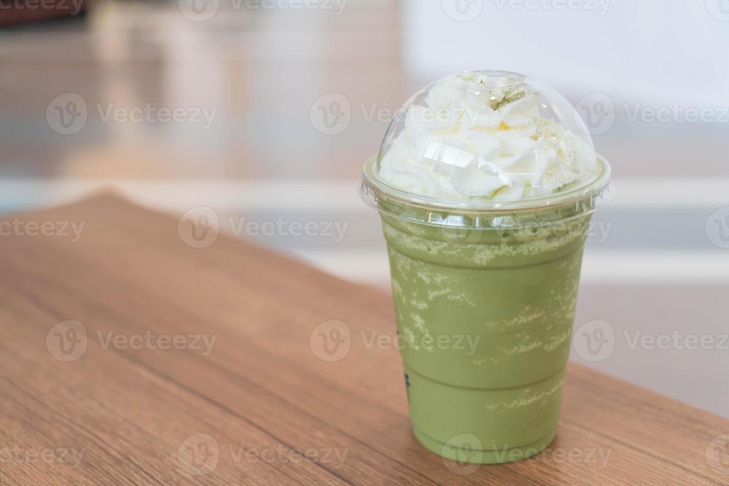 groene thee latte frappe op tafel foto