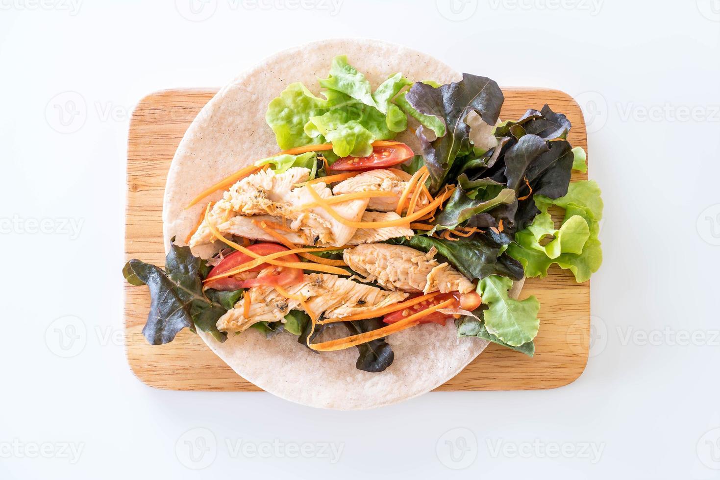 wrap salade rol op tafel foto