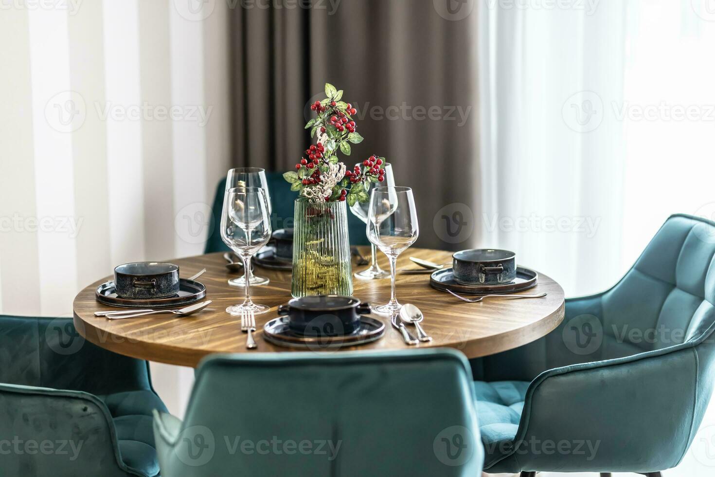 dining kamer met houten tafel en blauw stoelen verdieping in modern appartement foto