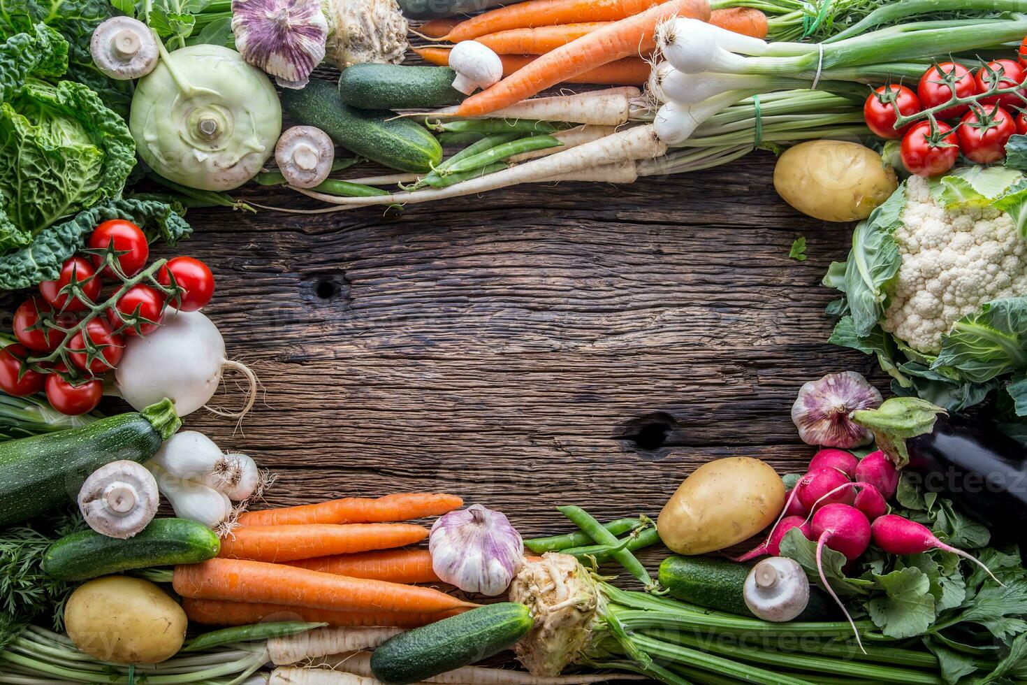 assortiment van vers groenten. wortel knoflook koolraap ui selderij komkommer pastinaak en radijs Aan tafel. foto