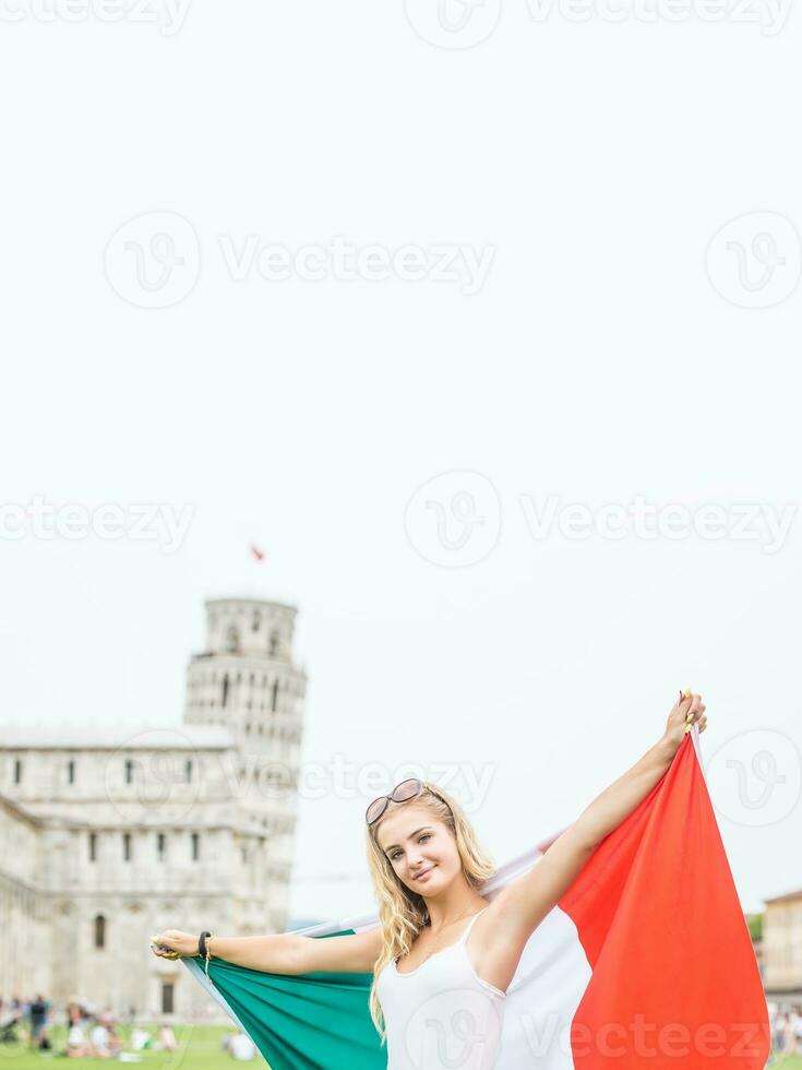 jong tiener meisje reiziger met Italiaans vlag voordat de historisch toren in stad- Pisa - Italië foto