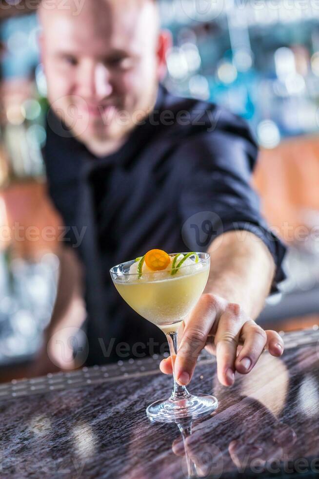 professioneel barman maken cocktail drinken bevroren margarita. foto