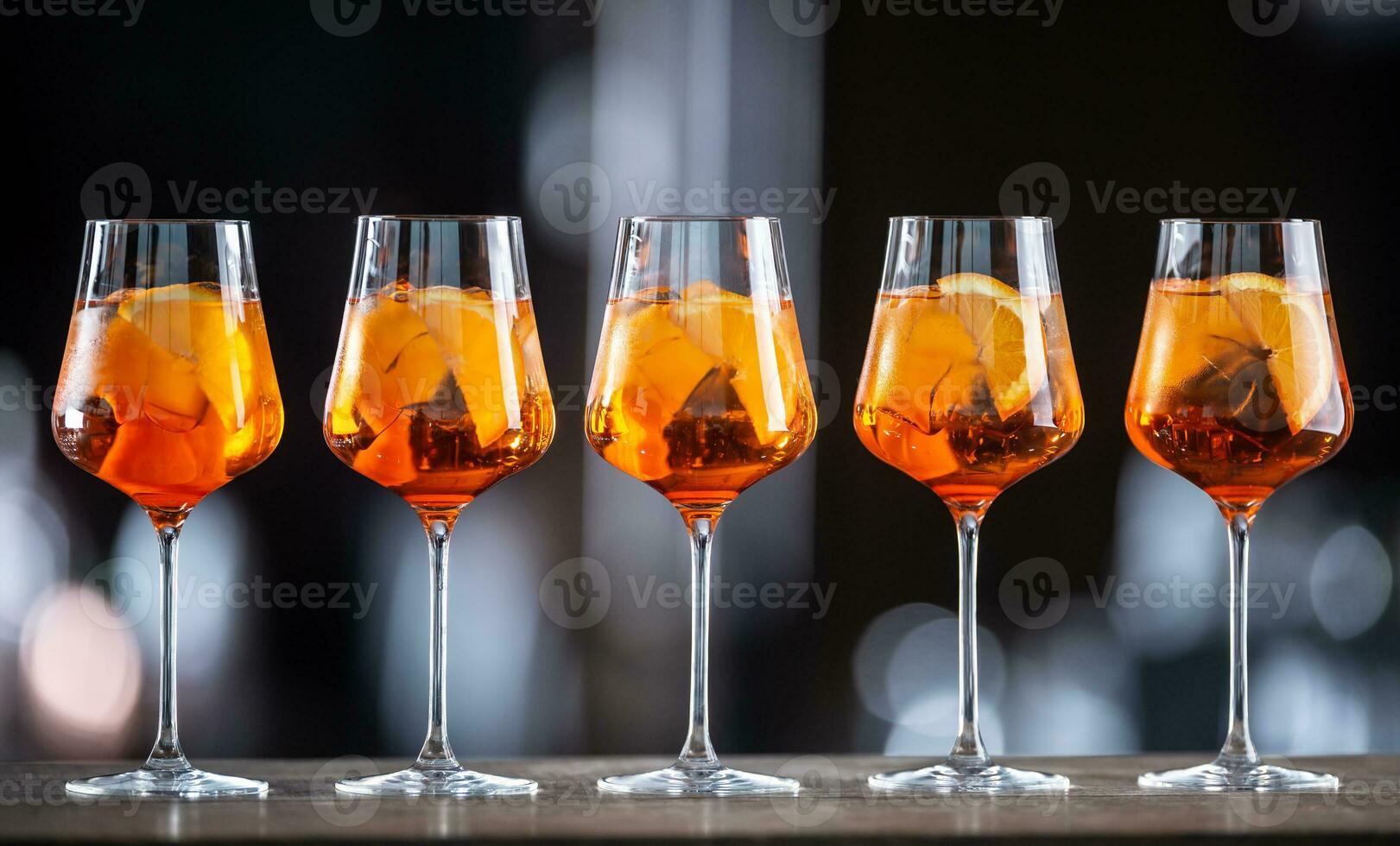 zomer sekt drinken aperol spritz geserveerd in wijn bril met aperol, prosecco, Frisdrank en een plak van oranje foto