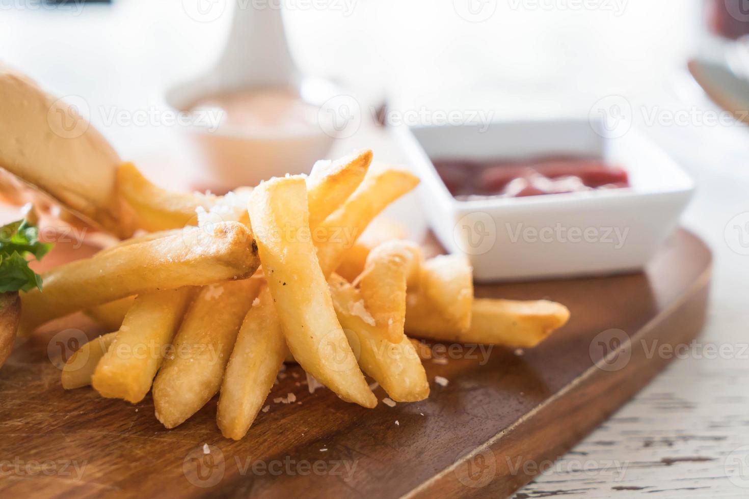 kaas varkensvlees hamburger met frietjes foto