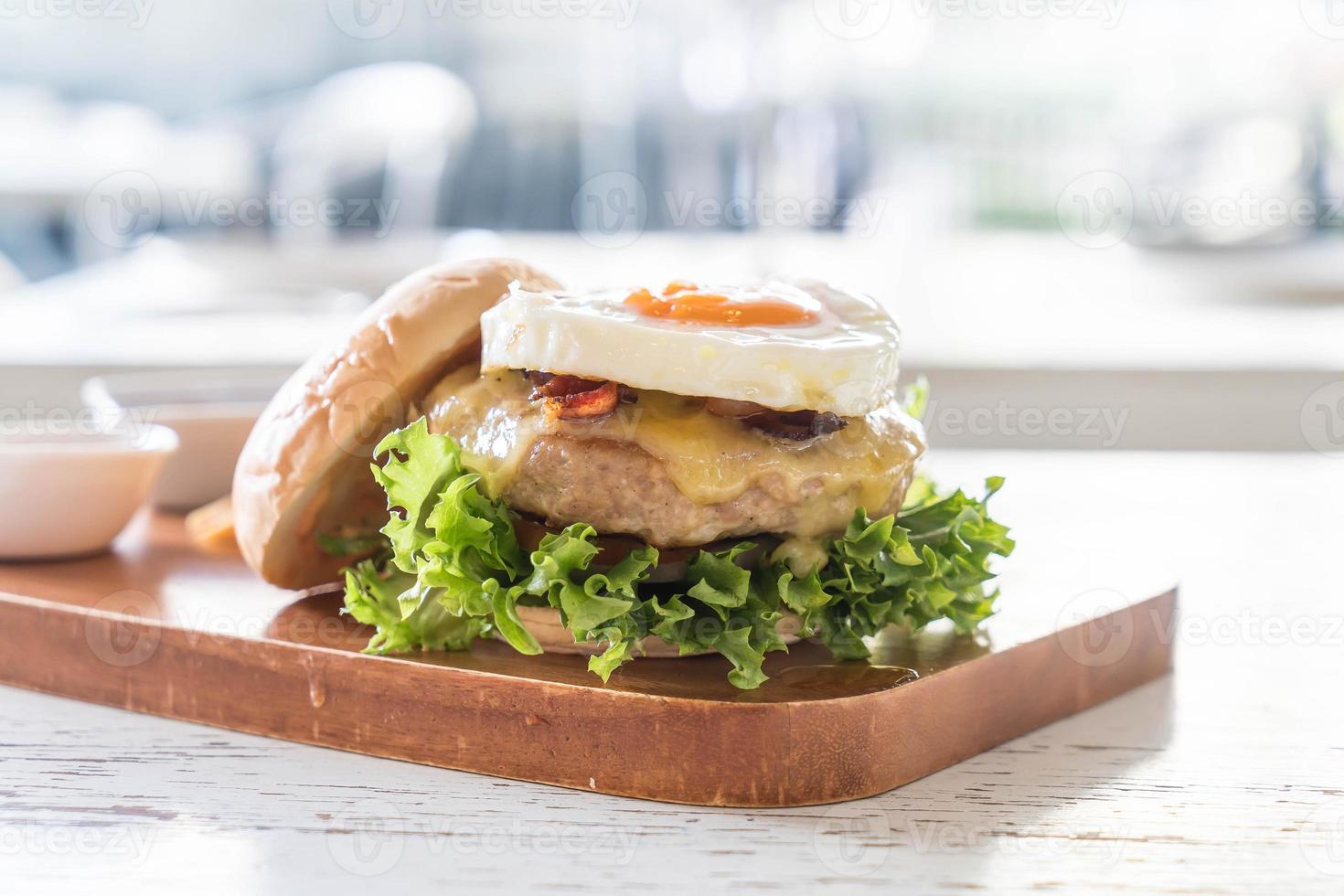 kaas varkensvlees hamburger met frietjes foto