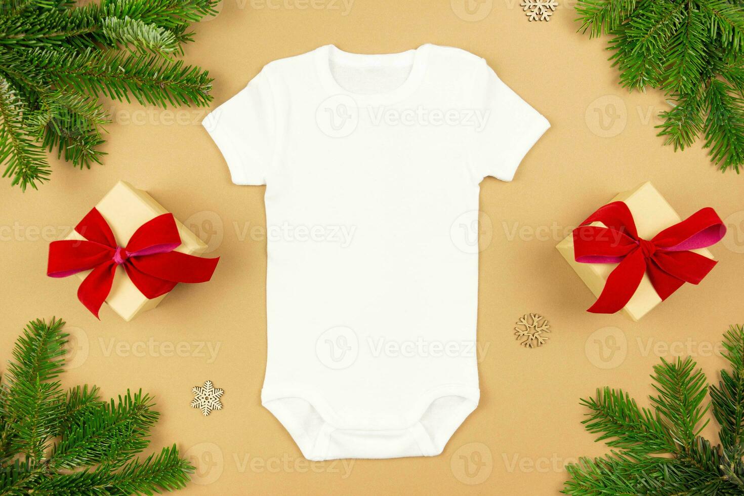 Kerstmis wit baby meisje of jongen bodysuit mockup vlak leggen met geschenk dozen en Kerstmis boom takken Aan papier achtergrond. ontwerp Onesie sjabloon, afdrukken presentatie bespotten omhoog. top visie. foto