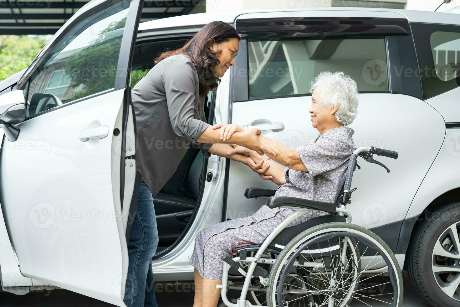 Aziatisch senior vrouw geduldig zittend Aan wandelaar bereiden krijgen naar haar auto, gezond sterk medisch concept. foto