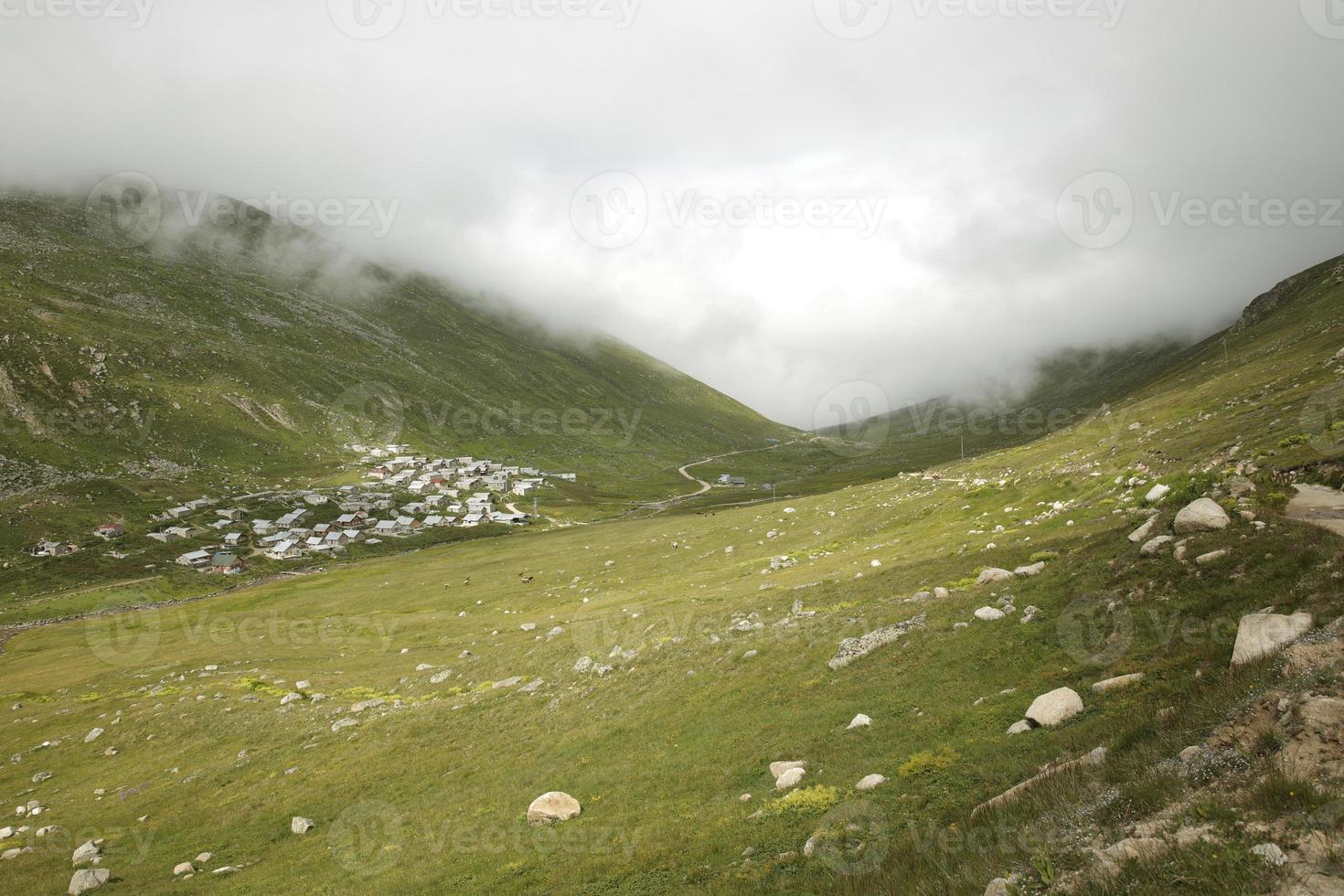 plateaulandschap omgeven door bergen, turkije, rize, camlihemsin foto