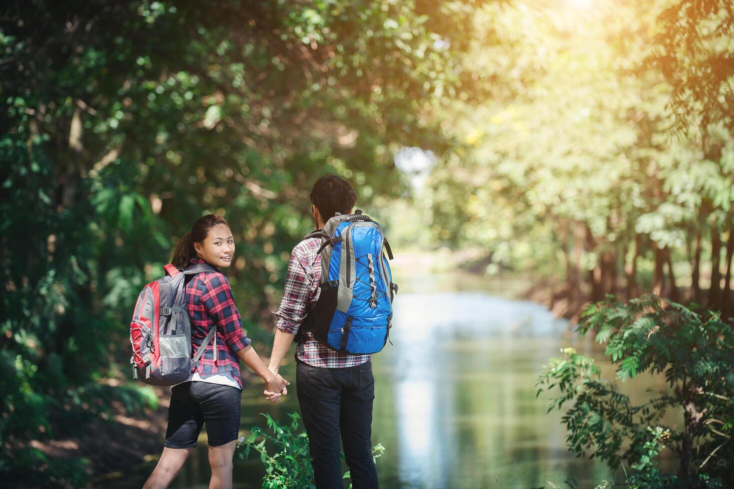 wandelend paar in bos samen. avontuurlijke reizen vakantie. foto